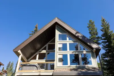 Image de Beautiful Big White 5br Home Ski In/Out with View! \n