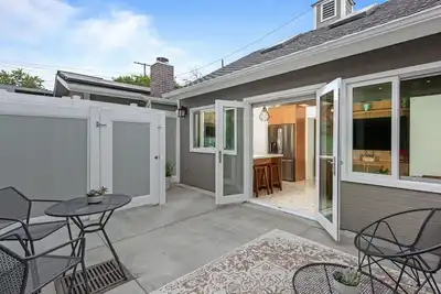 Image de Prime Studio City Modern House In The Quiet Footbridge Area. . .