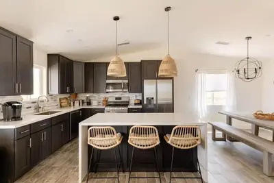 Image de Modern • Hot Tub • Desert Views • Hammocks • Fire Pit • Game Room • Ev Charger