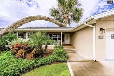 Image de Riverside Retreat- 3/3 with pool, dock, grill 2 block walk to the beach!