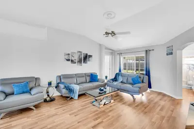 Image de Beautiful home. Free parking, hot tub, laundry, 2 king beds, great for families.