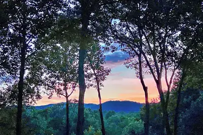 Image de Into the Blue, Escape Into the Blue, Sleeps 10, Views, Hot Tub, Game Room, Dog & Kid-Friendly