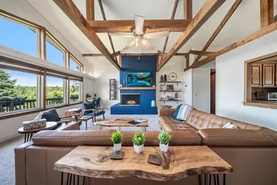 Image de Large Updated Lakefront House on Lake George. Kayaks, games, fire pit, sledding.