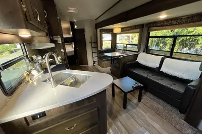 Image de 5th Wheel Glamping by the Ocean