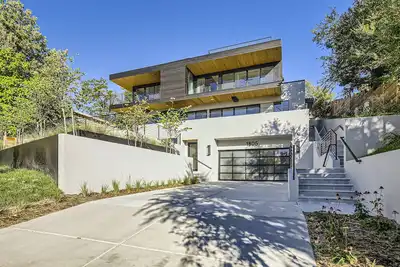 Image de Luxurious Rental with Ideal Downtown Proximity - Stroll to Pearl Street and Cu.