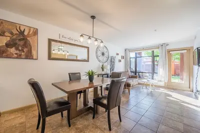 Image de Resort Style Living with Private Lawn and Patio