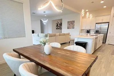 Full Modern Home 5 Mins To Entertainment District