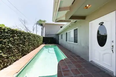 Image de Centrally located in Long Beach, between La and Orange County-with dipping Pool.