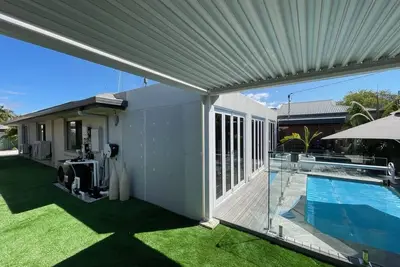 Image de Modern spacious 4 bedroom 1 level home with heated pool/spa walk to Beach +shops