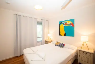 Image de Surf Gums is a four bedroom, 2 bathroom home nestled in amongst native gum trees