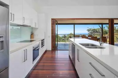 Image de This architect-designed Straddie beauty is the perfect laid-back beach house