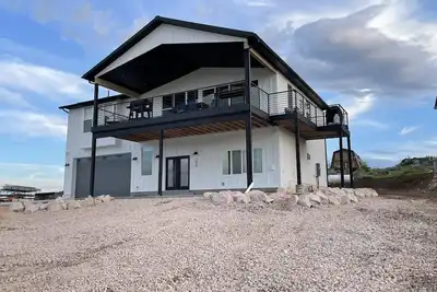 Image de Stunning views 6-bedroom vacation home, with Private Beach Resort access.