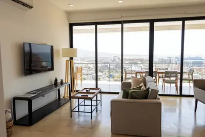 Image de Spacious Luxury Condominium with Ocean Views