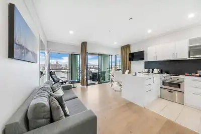 Image de Exquisite Sun Soaked Corner Apartment