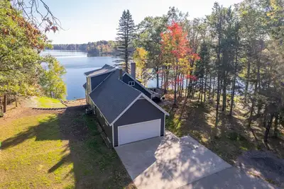 Image de Jj's Lakeside Hideaway: Summer Fun with Swimming and Sandy Beaches