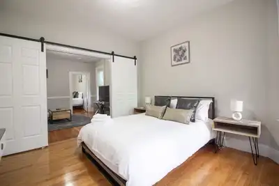 Image de 2 bedroom condo close to Boston and Cambridge with free parking