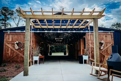 Image de Barn Venue apartment with kids games, fire pits, and animal feeding. \n