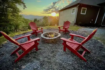 Butterfly Mountain Cabin for 8 w/amazing view+wifi, 3 bdrm, 3. 5 bath, & firepit