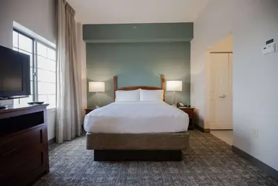 Image de Charming Baton Rouge Suite! Spacious with Full Kitchen! Near Old State Capitol!