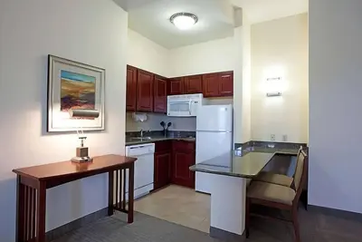 Image de Your Baton Rouge Retreat! 4 Comfortable Suites w/ Kitchens! Pets are Welcome!