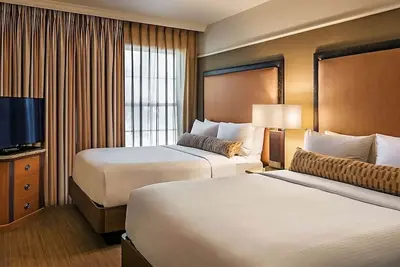 Image de Your Gateway to Scottsdale's Wonders: Elegant Suites Await! Paws Friendly, Pool