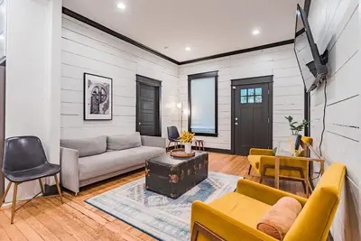 Image de The Black & White House- Walk to Magnolia! New Owners!