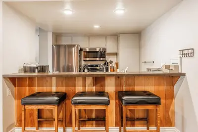 Image de Ideal 1st floor condo with convenient parking and walking distance to food/shops