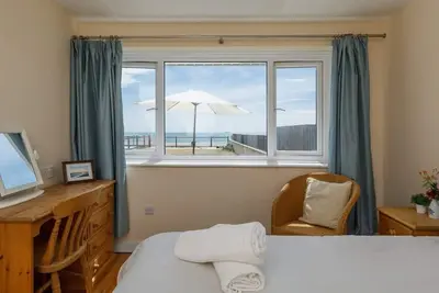 Image de Sunny seafront chalet - sleeps 6