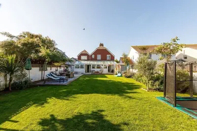 Image de Beachside Retreat for 8 Close to Village