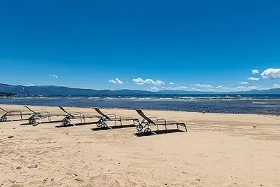 Image de Retreat in Tahoe Vista! Outdoor Pool, Full Kitchen, Private Beach, Free Parking!