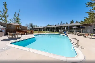 Image de 2 Bedroom Condo w/ Full Kitchen, Outdoor Pool, Free Parking!