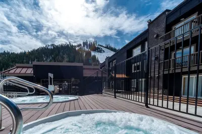 Image de A Place You'll Surely Enjoy! Outdoor Spa Tub, Full Kitchen, Free Parking!