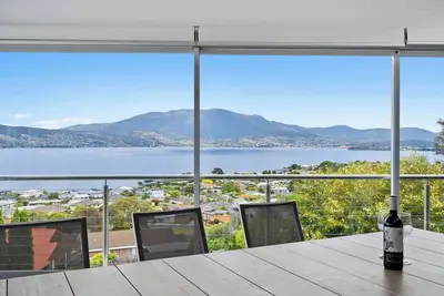Image de \"House on the Hillside\" with City Views Sleeps 12