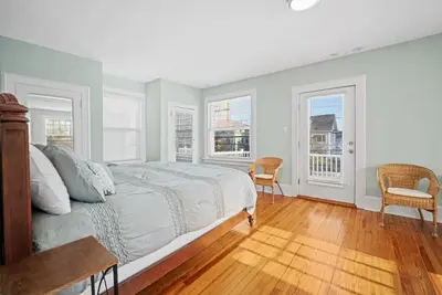 Image de 7br w/ Ocean Views + Onsite Parking + Central A/C