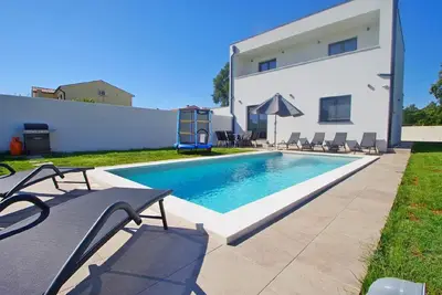 Image de Maison de vacances Ližnjan pour 1 - 7 personnes avec 3 chambres à coucher - Maison jumelée