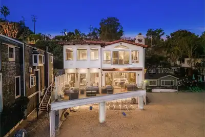 Image de Escondido Escape - Modern Tri-level Mediterranean Beachfront Home