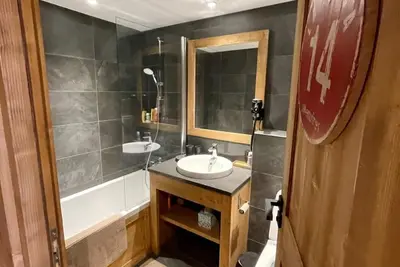 Image de Chalet, 10m des commerces, remise en forme, balcon, cheminée ou poêle à bois, télévision