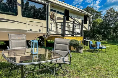 Image de Luxe Farm-Stay w\/ private animal sanctuary~10 min from city!