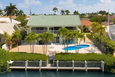 Image de 2 story home w/ 7 bedrooms, 4 baths, private pool, 60ft of dockage, ample parking