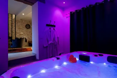 Image de - Une Pause à Deux - Jacuzzi privé et Chambre Secrète