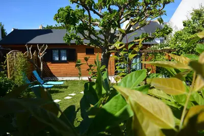 Image de Maison en Bois de Plein Pied, au Calme Avec Jardin Fleuri Privatif de 300 m2