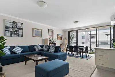 Image de Newtown Outlook Vibrant Parkside Retreat near Cbd