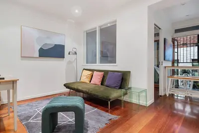 Image de Eclectic Rushcutters Gem Foosteps to the Harbour