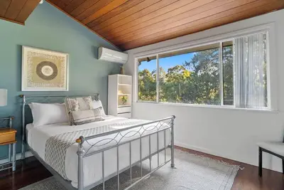 Image de The Young A Peaceful Parkside Delight