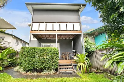 Image de Modern meets Tropical in this Free standing Home
