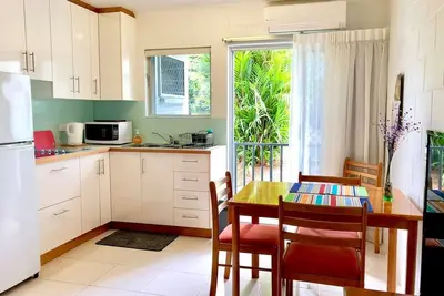 Image de Coastal Living near Shops and Botanical Gardens