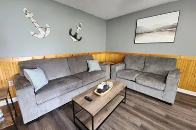 Image de Large Lake front, split level home. Sleeps 18, fully remodeled & coffee bar.