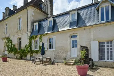Image de Gîte de Villecomte - Deux Chambres Appartement, Couchages 4