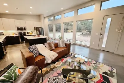Image de Superbe Ranch Moderne avec brasero et étoiles.
