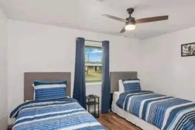 Image de Modern 4 Bedroom Home, plenty of Parking!